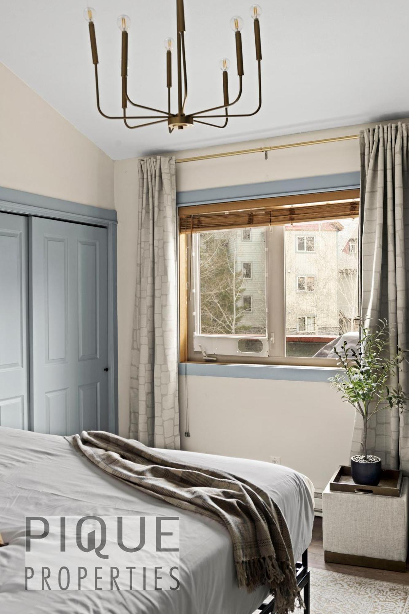 Mountain Loft Retreat, Heated Pool & Hot Tub, Ug Parking, Balcony, Wifi! Lägenhet Canmore Exteriör bild