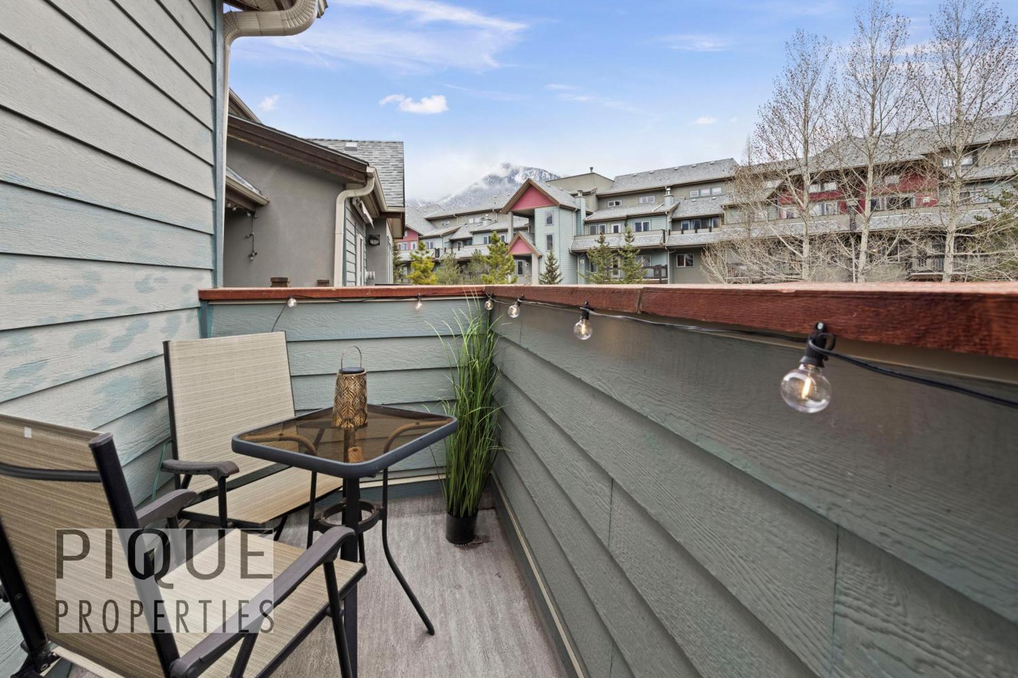 Mountain Loft Retreat, Heated Pool & Hot Tub, Ug Parking, Balcony, Wifi! Lägenhet Canmore Exteriör bild