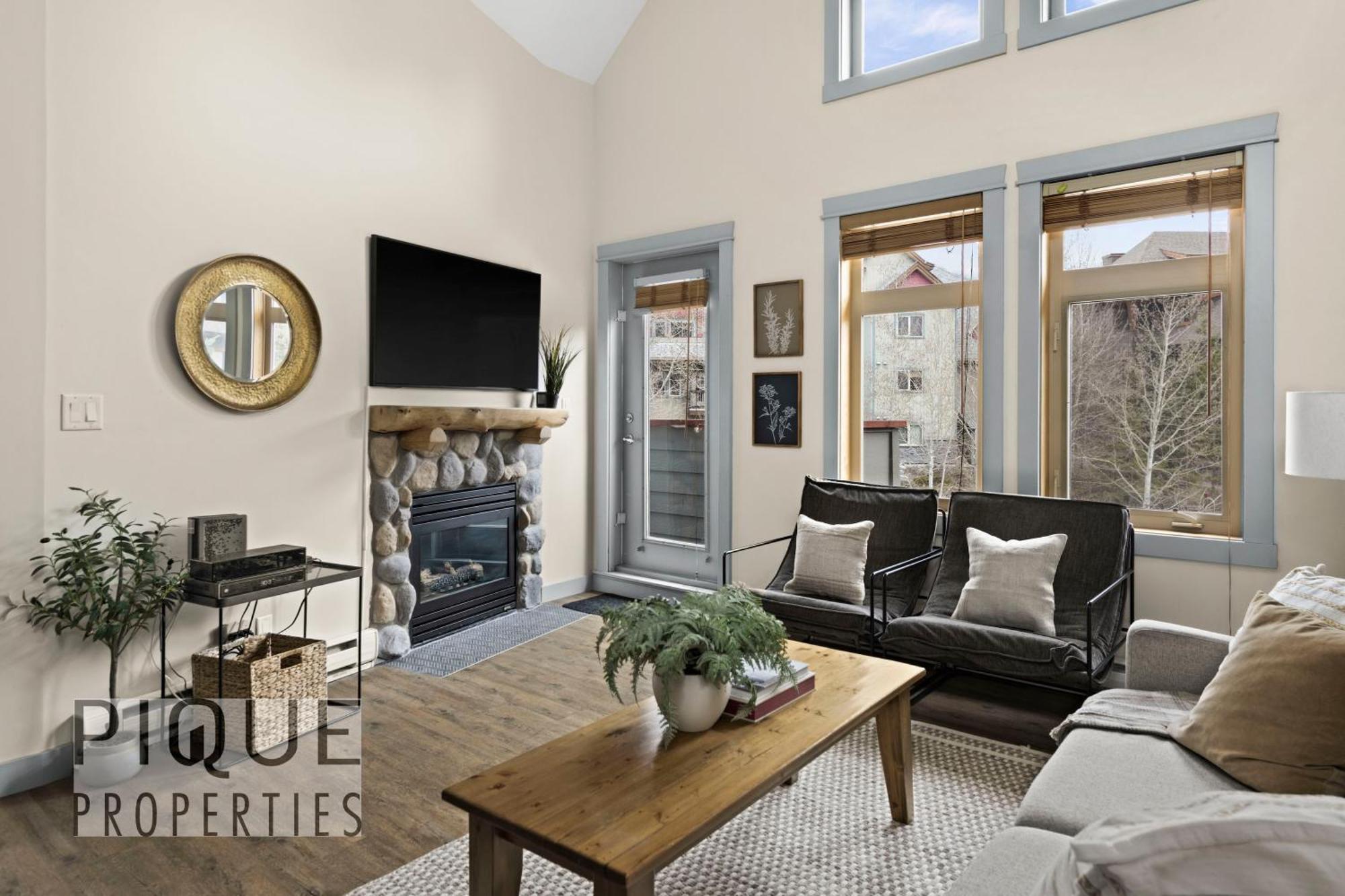 Mountain Loft Retreat, Heated Pool & Hot Tub, Ug Parking, Balcony, Wifi! Lägenhet Canmore Exteriör bild