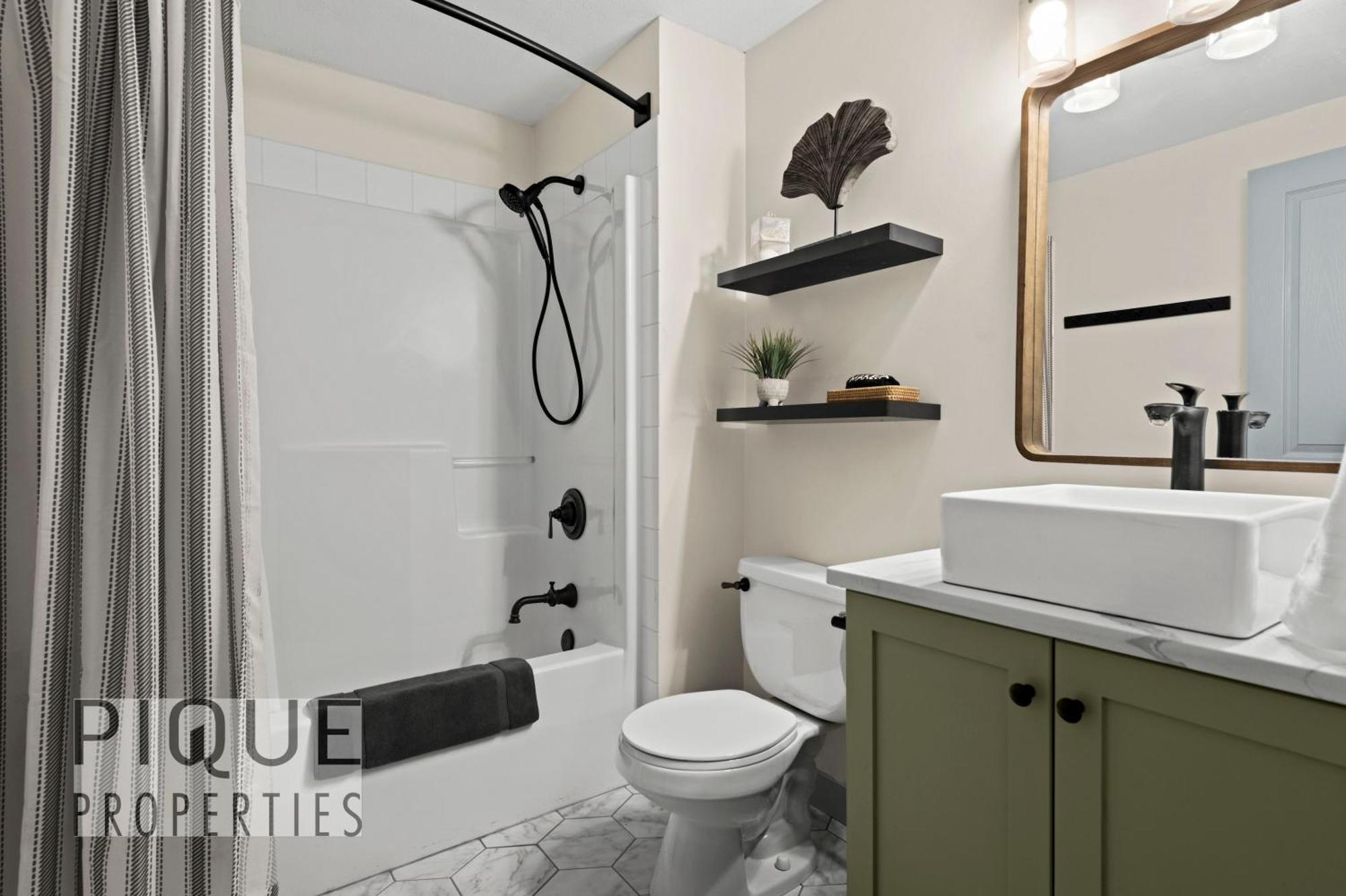 Mountain Loft Retreat, Heated Pool & Hot Tub, Ug Parking, Balcony, Wifi! Lägenhet Canmore Exteriör bild